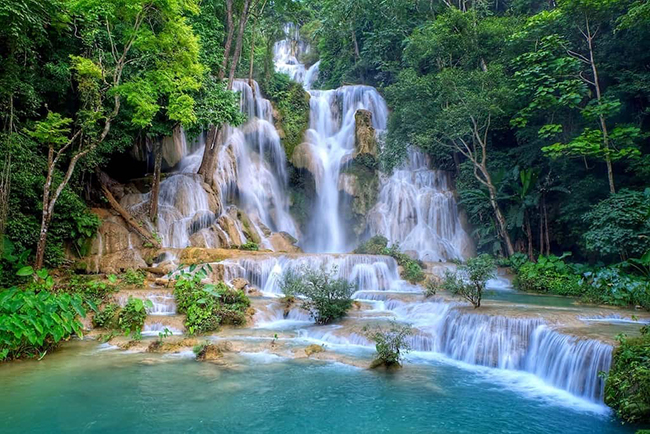 Thác Kuang Si là một trong những thác nước hùng vĩ nhất ở Lào. Đây không chỉ là một trong những khung cảnh đẹp nhất ở Lào mà còn thuộc top những thác nước đẹp nhất thế giới.
