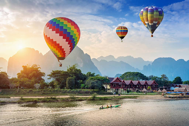 Vang Vieng là&nbsp;ngôi làng danh lam thắng cảnh nổi tiếng, điểm đến yêu thích của du khách ba lô. Đây là nơi những người trẻ tuổi từ khắp nơi trên thế giới tụ tập để khám phá dãy núi đá vôi ấn tượng&nbsp;hay&nbsp;thả mình với con thuyền dập dềnh trên mặt nước êm đềm.&nbsp;
