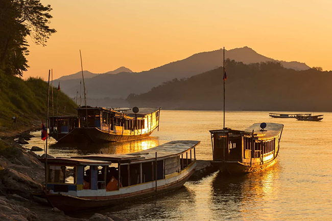 Sông Mekong là con sông lớn nhất ở Đông Nam Á, chảy cắt qua một số địa hình hiểm trở, hoang sơ nhất trên thế giới. Cách tốt nhất để ngắm cảnh dọc ven sông là đi thuyền từ Huay Xai đến Luang Prabang.
