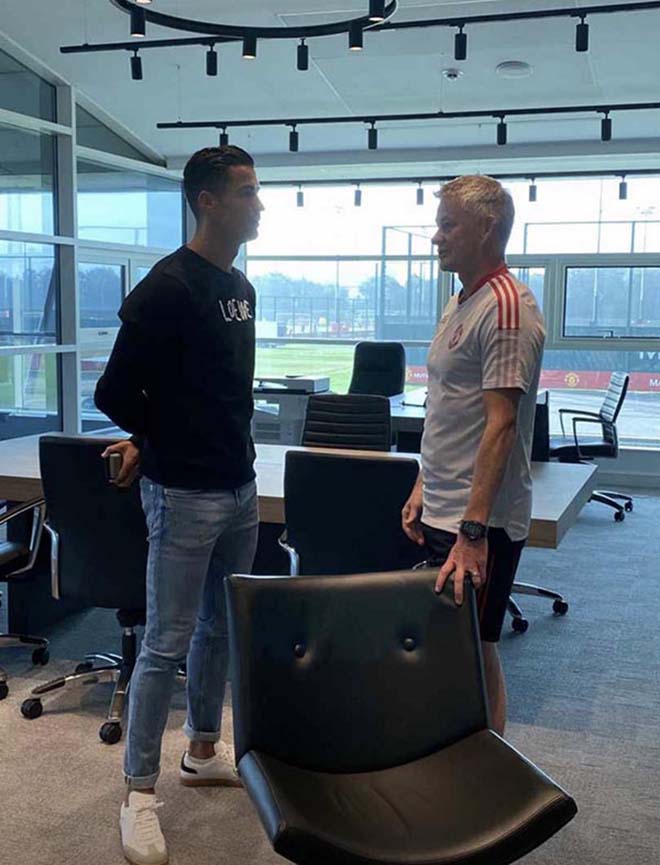 Ronaldo đóng bộ áo len cách nhiệt đến sân tập