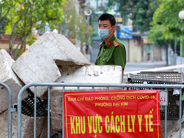 Lực lượng chức năng cách ly y tế chợ Đại Từ, phường Đại Kim (Hoàng Mai, Hà Nội) vì có ca dương tính SARS-CoV-2