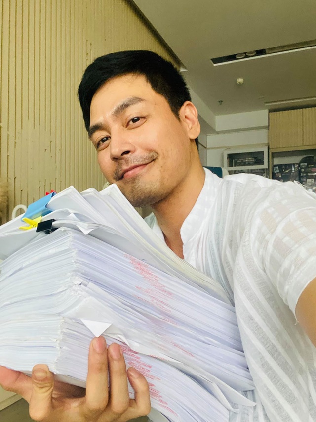 MC Phan Anh bên chồng giấy sao kê tiền từ thiện