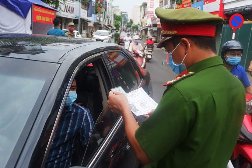 Lực lượng chức năng ở Hà Nội kiểm tra giấy đi đường của người dân.