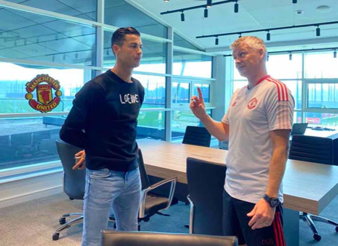 Ronaldo lần đầu có mặt tại đại bản doanh của MU