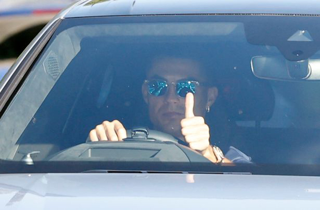 Ronaldo tự lái xe tới sân tập MU