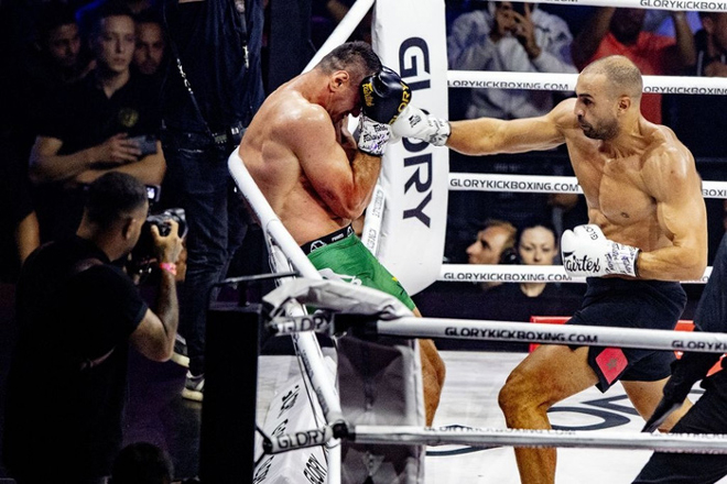 Badr Hari (phải) chơi áp đảo cả trận nhưng vẫn thua