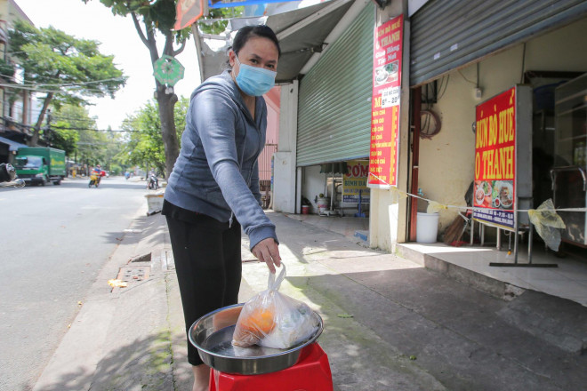 Chị Lâm Thị Bích Nghi (ngụ phường 13, quận 6) vui mừng vì hàng quán đã bắt đầu bán mang về, sau gần 2 tháng thì hôm nay chị đã có thể mua được bún bò mang về.