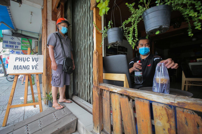 Anh Từ Hoài An, chủ quán cafe Time Lapse trên đường Nguyễn Văn Luông, quận 6, vui mừng sau 2 tháng quán phải đóng cửa để phòng chống dịch Covid-19.