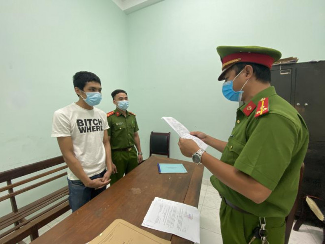 Cơ quan Công an tống đạt quyết định bắt tạm giam đối tượng Nguyễn Bình Hưng.