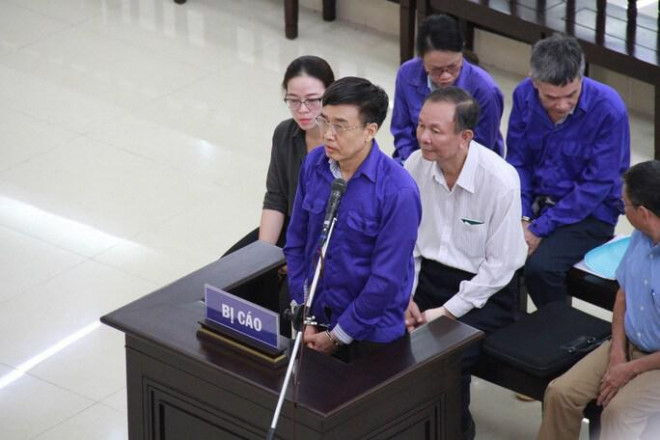 Ông Lê Bạch Hồng (đứng) và ông Nguyễn Huy Ban (áo trắng) trong phiên xét xử