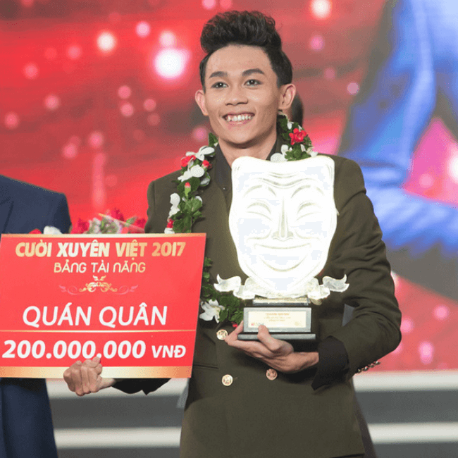 Hồng Thanh

Hồng Thanh trở thành&nbsp;"hiện tượng" sau khi đăng quang Quán quân Cười xuyên Việt 2017. Khép lại mùa thi đầy ấn tượng, nam diễn viên tích cực tham gia nhiều bộ phim ngắn như: Chết Thì Chịu, Ngũ Hợi Tấn Hỷ, Sinh Viên Nghèo...&nbsp;
