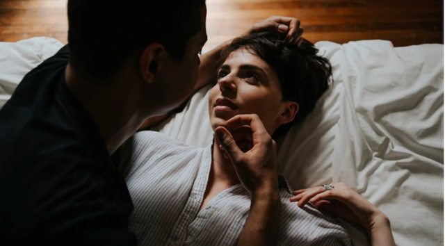 Tình dục có thể là chìa khóa giúp bạn thư giãn và kết nối với đối tác của mình khi đêm xuống (Ảnh minh họa)