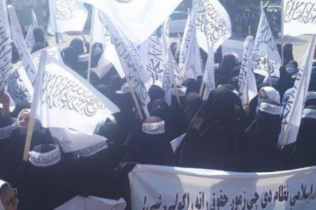 Phụ nữ Afghanistan tuần hành ủng hộ Taliban, gọi nhóm này là 'tia hi vọng duy nhất'