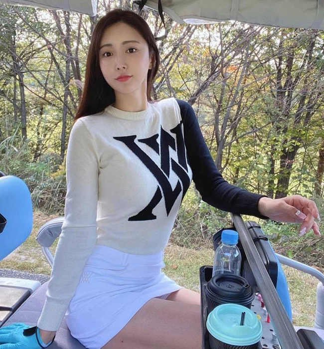 Dù đã có quy định về quần hoặc váy không được cao hơn đầu gối quá 6 inch (tương đương 15.24cm) nhưng nhiều cô gái Hàn Quốc vẫn chuộng mặc váy ngắn chơi golf, gây nhiều tranh cãi.
