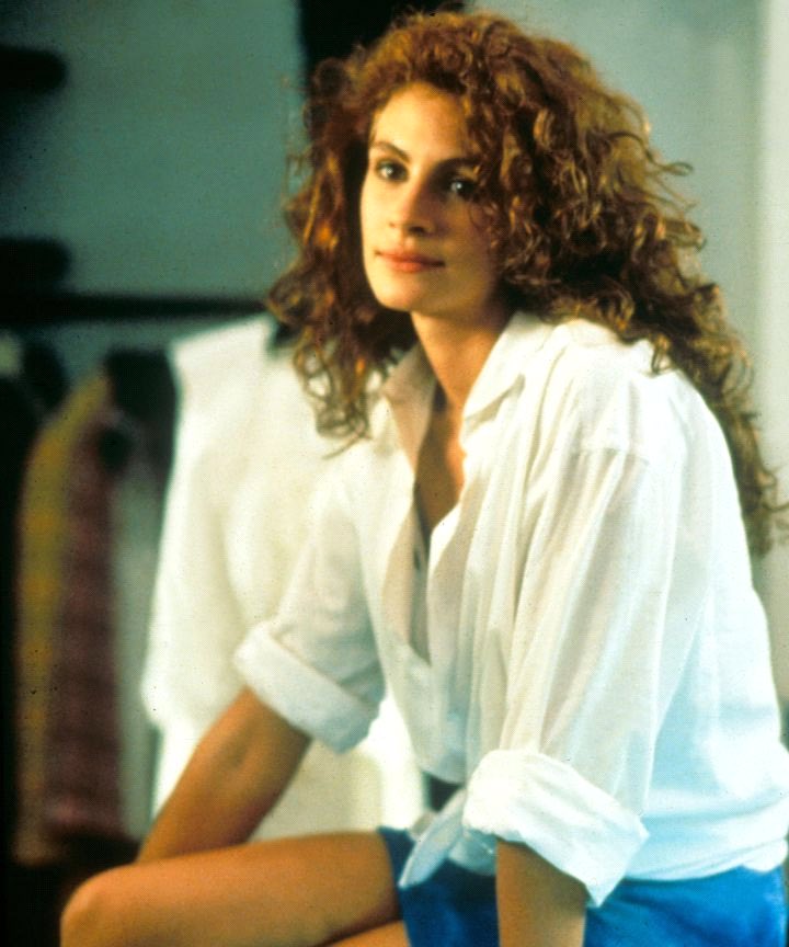 Nữ diễn viên Julia Roberts gây ấn tượng với áo sơ mi buộc vạt phối với quần hot pants.