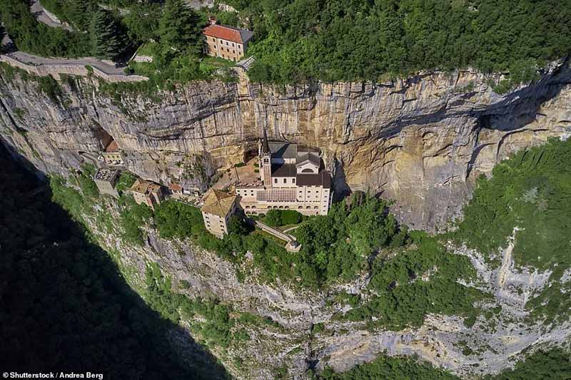 Nhà thờ Santuario Madonna della Corona được xây dựng giữa lưng chừng vách núi Baldo, phía dưới là thung lũng sông Adige.