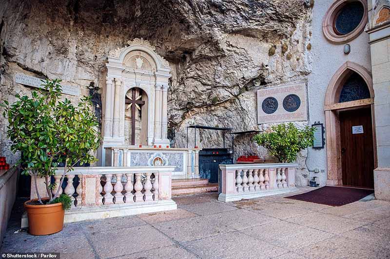 Năm 1982, nhà thờ Santuario Madonna della Corona được tuyên bố là “tiểu vương cung thánh đường” của Ý. Đặc biệt, giáo hoàng John Paul II đã đến thăm nơi này vào năm 1988.