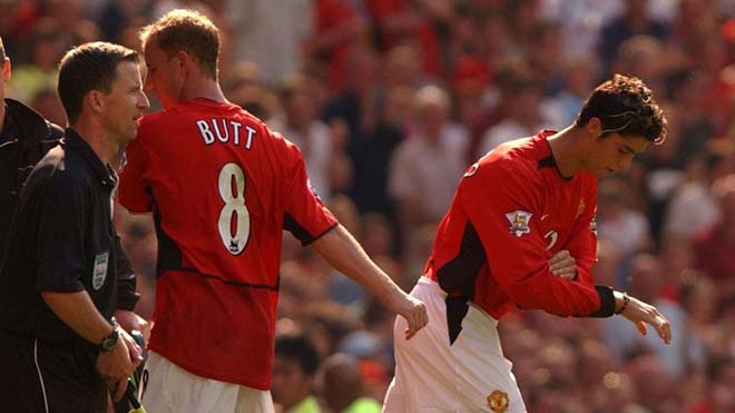 Ronaldo thay Nicky Butt, chơi trận ra mắt cùng MU năm 2003