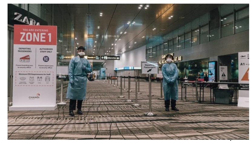 Nhân viên sân bay Changi mặc trang phục bảo hộ tại nhà ga T3 (Terminal 3) ngày 7/6/2021
