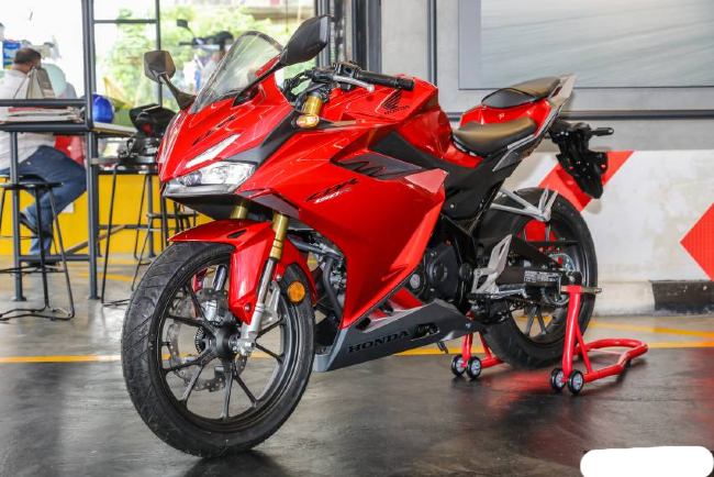 Nhìn ảnh thực tế cho thấy CBR150R dù là mô tô phân khối nhỏ nhưng thực sự mạnh mẽ, các đường nét mô phỏng như siêu mô tô CBR1000RR dù kích thước mỏng và nhỏ hơn.
