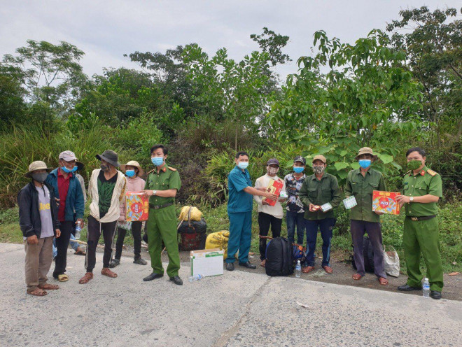 Chính quyền xã Hòa Bắc hỗ trợ khẩn cấp lương thực cho lao động bị mắc kẹt trong rừng, nhưng về lâu dài nguồn lực của xã khó đảm bảo điều kiện sống cho bà con