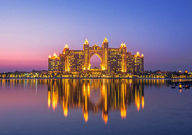 The Palm: Đây là một trong những tòa nhà nổi tiếng nhất ở Dubai - Atlantis, nằm trên bãi biển Palm Island với những bức tường màu hồng vươn lên bầu trời và cổng tò vò ở trung tâm. Đây là điểm đến yêu thích của du khách từ khắp nơi trên thế giới bởi sự sang trọng và quy mô hoành tráng.
