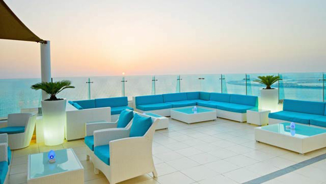 Pure Sky Lounge: Nằm trên tầng 35 của khách sạn Hilton Dubai The Walk, Pure Sky Lounge là nơi đáp ứng dịch vụ ăn uống theo kiểu gọi món sang chảnh với sảnh khách được thiết kế rất đẹp. Đây cũng đây là một địa điểm thư giãn để ngắm mặt trời lặn và tận hưởng quang cảnh tuyệt vời xung quanh. 
