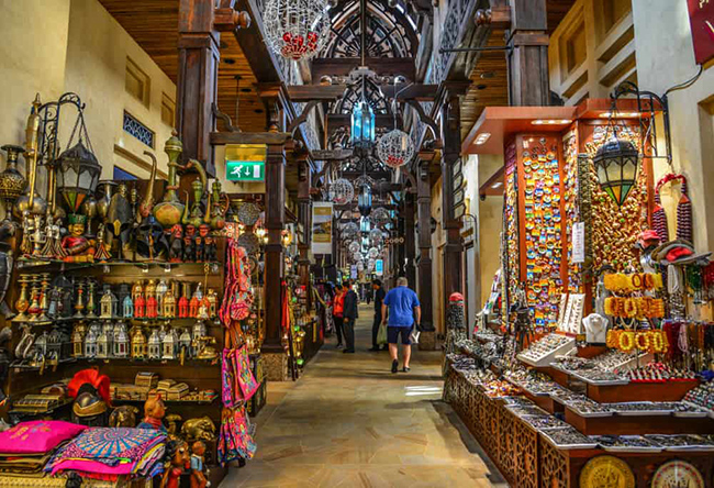 Souk Madinat Jumeirah: Đây là một khu chợ Ả Rập truyền thống với đầy đủ các mặt hàng sản xuất tại địa phương bao gồm gia vị, đồ trang sức, hàng dệt may...
