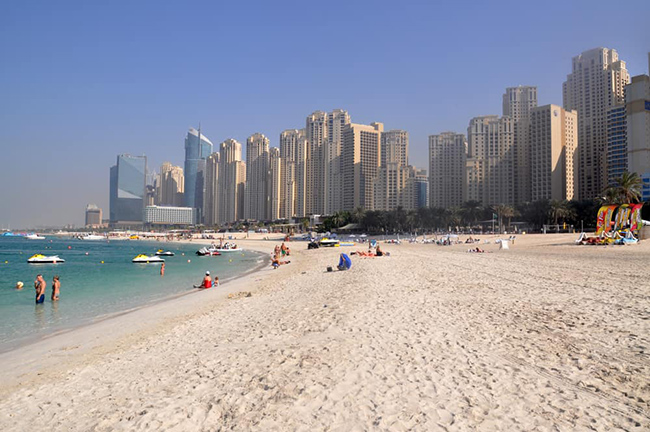 Bãi biển Marina: Bãi biển tuyệt vời nhất ở Dubai này là một trong những nơi không thể bỏ qua. Với việc di chuyển dễ dàng bằng tàu điện ngầm và xe điện, du khách có thể tận hưởng một ngày hoàn hảo trên những bãi cát hoang sơ. 
