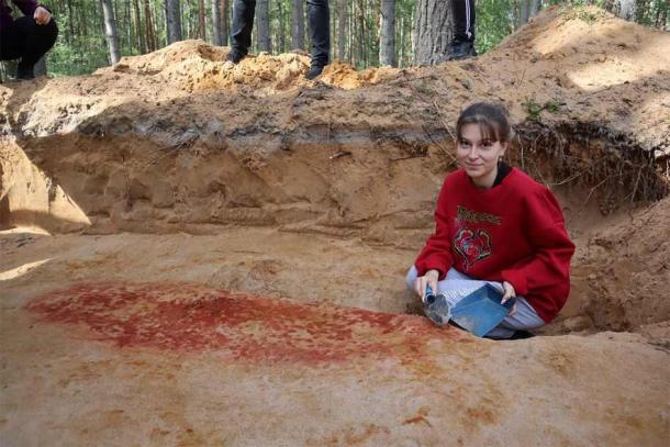 Một nhà khoa học tại nơi tìm thấy "ngôi mộ châu báu" - Ảnh: Đại học Bang Petrozavodsk