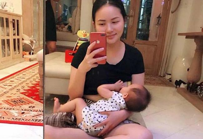 Sau khi sinh con, Phan Như Thảo cũng cho con bú sữa mẹ trực tiếp.
