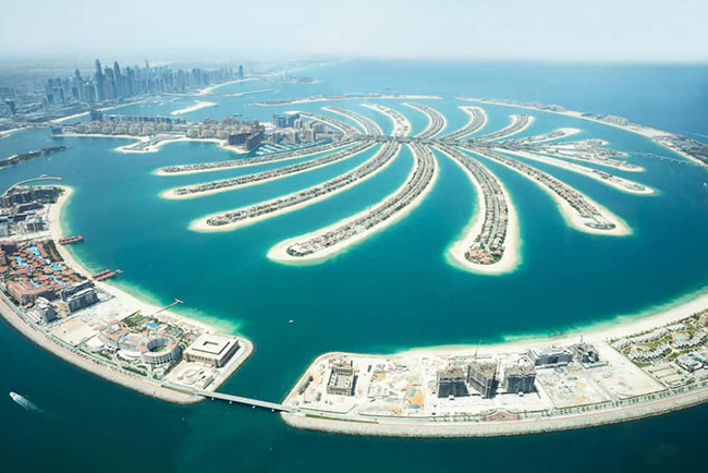 Palm Jumeirah: Đây là hòn đảo nhân tạo mà khi nhìn từ trên cao xuống sẽ tạo thành hình dạng của một cây cọ mọc ra biển, trở thành một hình ảnh nổi bật và mang tính biểu tượng của Dubai
