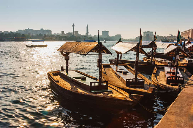 Bến tàu Bur Dubai Abra: Đây cũng là một trong những điểm đẹp như tranh vẽ ở Dubai, từ bến tàu này bạn có thể nhìn ra những chiếc thuyền truyền thống của Ả Rập (được gọi là dhows) và cảnh quan thành phố hiện đại phản chiếu trên mặt nước. 
