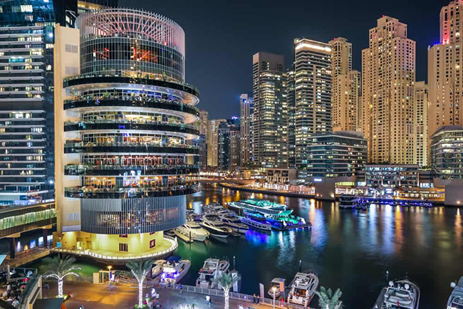 Cầu tàu số 7: Đây là một trong những điểm đến hấp dẫn nhất để khám phá ở Dubai. Tòa tháp này nằm bên cạnh Trung tâm mua sắm Dubai Marina và cả 2 được nối với nhau bằng một lối đi có tường kính đem tới trải nghiệm bất ngờ đầy thú vị.

