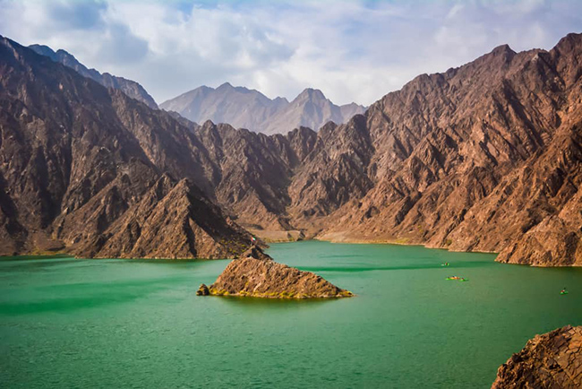 Đập nước Hatta: Cách Dubai 90 phút lái xe qua một số cảnh đẹp ngoạn mục, đập nước Hatta mang đến khung cảnh tuyệt vời với làn nước trong xanh và những dãy núi hùng vĩ.
