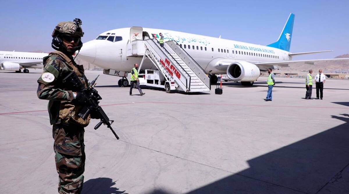 Một tay súng Taliban ở sân bay quốc tế Kabul hôm 5/9. Ảnh: Reuters