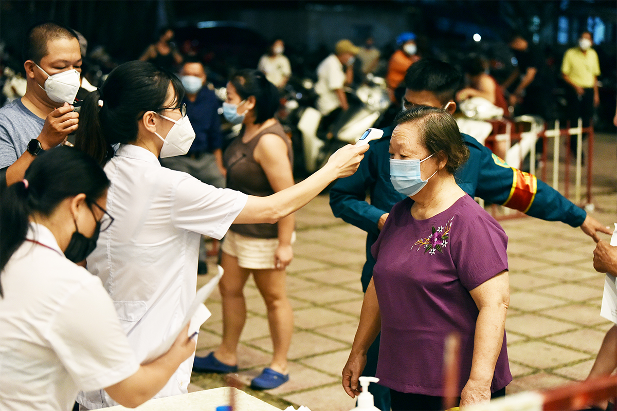 Tại đây, chính quyền đã bố trí&nbsp;nhiều bác sĩ, nhân viên y tế cùng các lực lượng chức năng phục vụ tiêm vắc xin