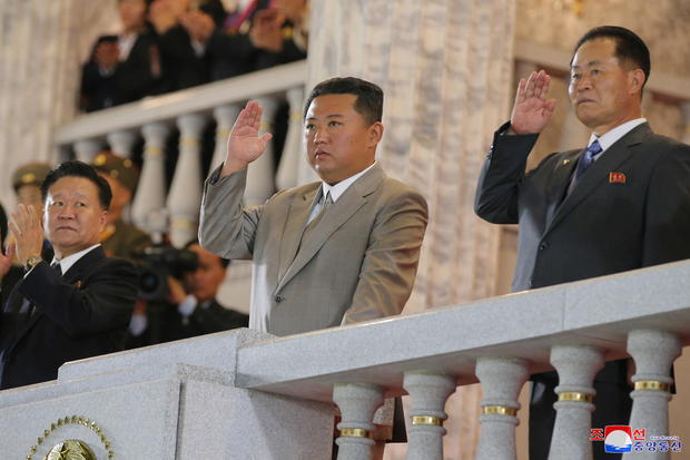 Nhà lãnh đạo Triều Tiên Kim Jong Un&nbsp;xuất hiện với vóc dáng thon gọn và phong thái rạng rỡ. Ảnh: KCNA.