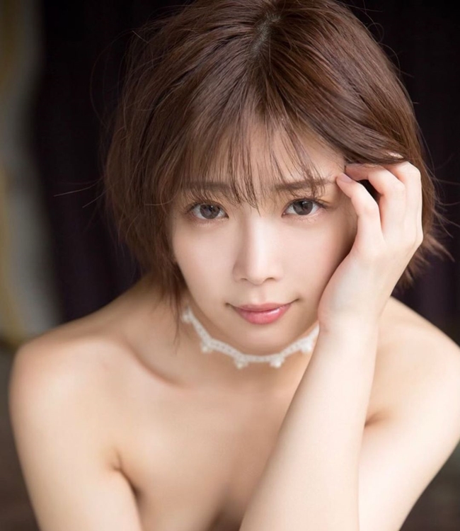 Mana Sakura là diễn viên phim 18+ nổi tiếng. Người đẹp sinh năm 1993 đóng phim từ năm 2012 tới nay và gặt hái được nhiều thành công. Ngoài ra, cô còn được biết là một diễn viên đa tài khi vừa là ca sĩ, tiểu thuyết gia, Youtuber nổi tiếng. 
