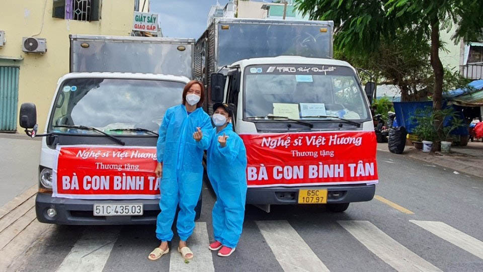 Vợ chồng Việt Hương cứu trợ người dân suốt nhiều tháng qua