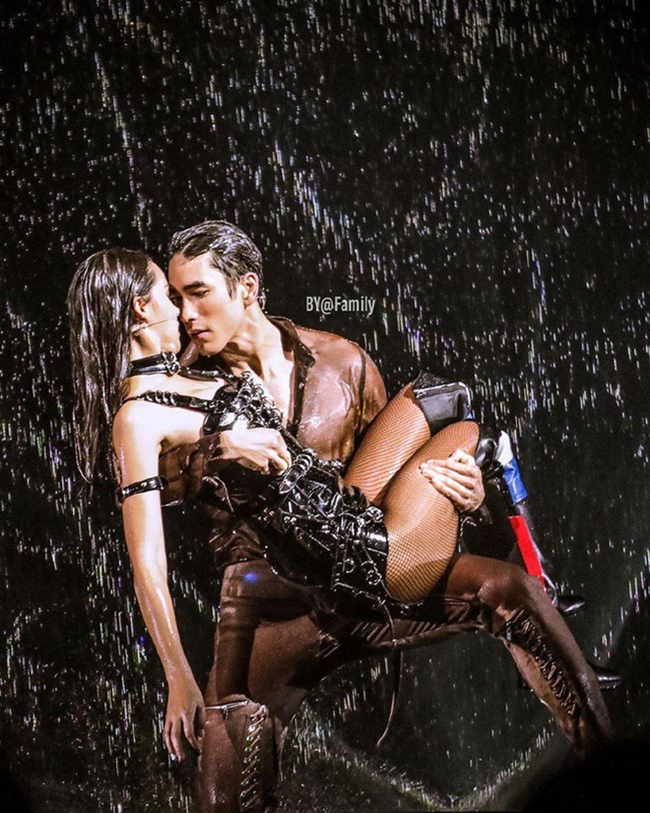 Yaya Urassaya hiện đang hẹn hò cùng Nadech Kugimiya. Cả hai&nbsp;được khán giả mệnh danh là cặp &#34;tiên đồng ngọc nữ&#34; của màn ảnh Thái. Tuy nhiên, không ít lần Yaya và Nadech gây tranh cãi vì pha tạo dáng có phần quá gợi cảm trên sân khấu.&nbsp;
