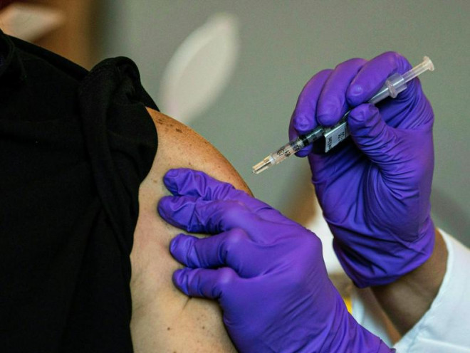 Mỹ: Người tiêm phòng vaccine COVID-19 đẩy đủ giảm nguy cơ tử vong 11 lần. Ảnh: AFP/GETTY IMAGES