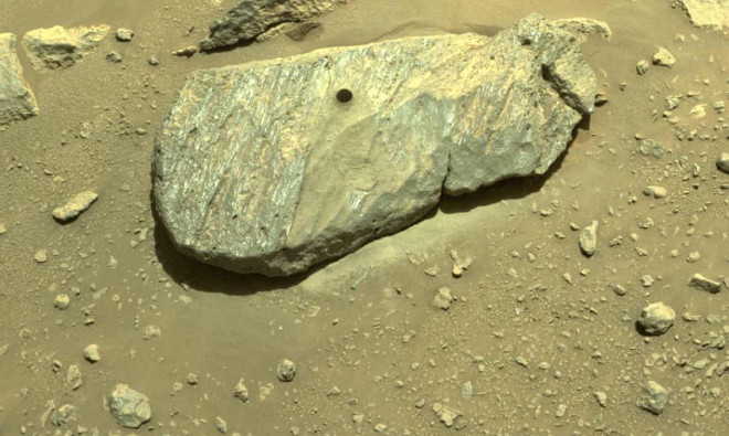 Tảng đá Sao Hỏa vừa bị "đục lỗ" do mũi khoan của chiếc xe tự hành - Ảnh: NASA