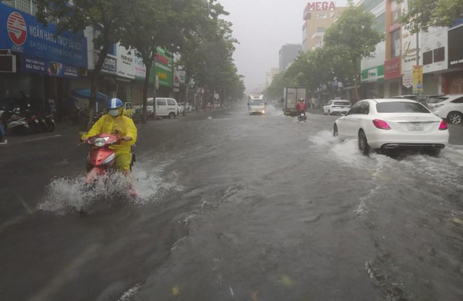 Mưa trắng trời tại Đà Nẵng suốt từ sáng 11-9 khiến nước không kịp rút. Ảnh: Tấn Việt