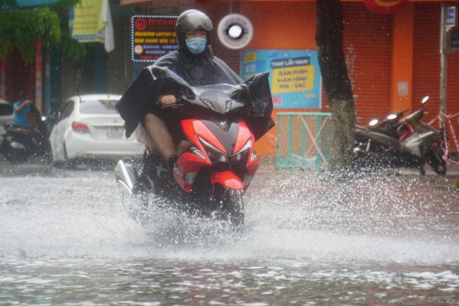 Mưa như trút biến nhiều tuyến đường trung tâm Đà Nẵng thành sông. Ảnh: Tấn Việt