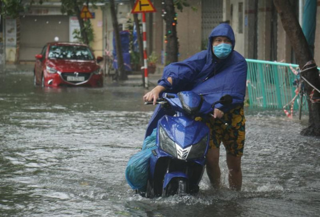 Rất nhiều xe máy không thể khởi động khi qua vùng nước ngập. Ảnh: Tấn Việt