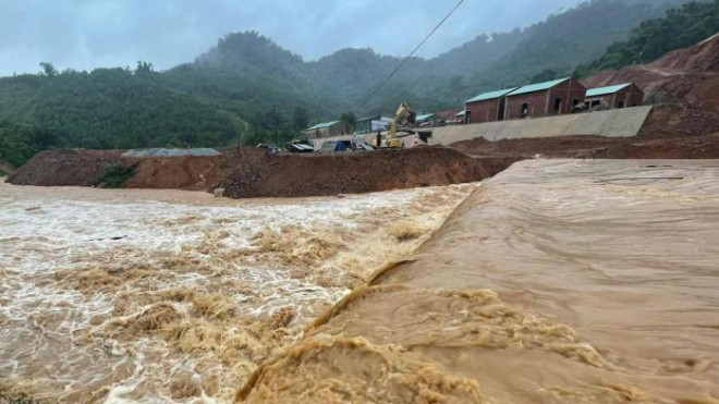 Mưa xối xả, nước lũ cuốn trôi ngầm tràn ở huyện Phước Sơn, hơn 70 hộ dân bị cô lập ở xã Phước Kim