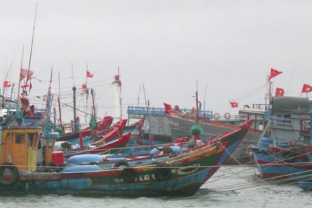 Sà lan chìm, 13 người đang trôi dạt trên vùng biển nguy hiểm ở Lý Sơn