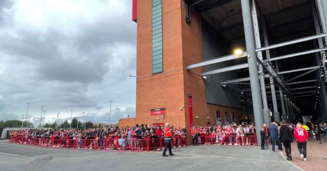 Hàng trăm fan MU túc trực sẵn ở cổng vào sân Old Trafford