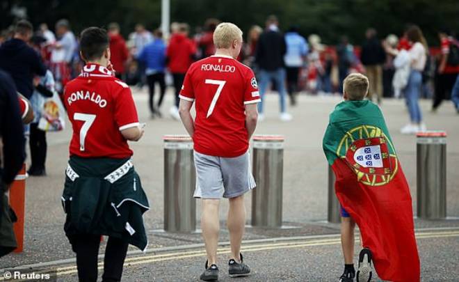 Ronaldo đá chính trận ra mắt MU, 76.000 fan &#34;nhuộm đỏ&#34; Old Trafford - 12